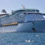Stort cruiseskip pa havet en solfylt sommerdag, illustrasjon for sommerferie til Danmark med ferge