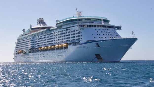 Stort cruiseskip pa havet en solfylt sommerdag, illustrasjon for sommerferie til Danmark med ferge